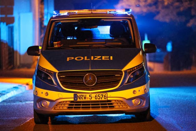 Auseinandersetzung unter größerer Personengruppe - Mordkomission wegen Lebensgefahr eingerichtet In der Nacht auf Montag (08.06.2026) wurde die Remscheider Polizei von mehreren Anwohnern über den Notruf gegen 23:15 Uhr zu einer Auseinandersetzung unter einer größeren Personengruppe auf die Menninghauser Straße alarmiert. Zeugen berichteten von einer lautstarken Streitigkeit auf der Straße vor der Grundschule. Nach ersten Hinweisen soll der später verletzte Mann mit einem Mercedes am Fahrbahnrand geparkt haben als er unvermittelt angegriffen wurde. Als die ersten Einsatzkräfte eintrafen gab es eine körperliche Auseinandersetzung unter einer zahlreichen Personen, eine Person lag schwerstverletzt am Boden. Umgehend wurden auch Rettu