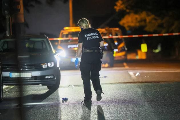 Auseinandersetzung unter größerer Personengruppe - Mordkomission wegen Lebensgefahr eingerichtet In der Nacht auf Montag (08.06.2026) wurde die Remscheider Polizei von mehreren Anwohnern über den Notruf gegen 23:15 Uhr zu einer Auseinandersetzung unter einer größeren Personengruppe auf die Menninghauser Straße alarmiert. Zeugen berichteten von einer lautstarken Streitigkeit auf der Straße vor der Grundschule. Nach ersten Hinweisen soll der später verletzte Mann mit einem Mercedes am Fahrbahnrand geparkt haben als er unvermittelt angegriffen wurde. Als die ersten Einsatzkräfte eintrafen gab es eine körperliche Auseinandersetzung unter einer zahlreichen Personen, eine Person lag schwerstverletzt am Boden. Umgehend wurden auch Rettu