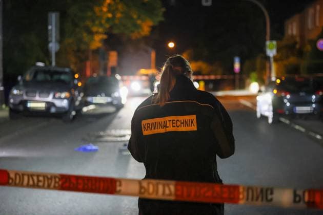 Auseinandersetzung unter größerer Personengruppe - Mordkomission wegen Lebensgefahr eingerichtet In der Nacht auf Montag (08.06.2026) wurde die Remscheider Polizei von mehreren Anwohnern über den Notruf gegen 23:15 Uhr zu einer Auseinandersetzung unter einer größeren Personengruppe auf die Menninghauser Straße alarmiert. Zeugen berichteten von einer lautstarken Streitigkeit auf der Straße vor der Grundschule. Nach ersten Hinweisen soll der später verletzte Mann mit einem Mercedes am Fahrbahnrand geparkt haben als er unvermittelt angegriffen wurde. Als die ersten Einsatzkräfte eintrafen gab es eine körperliche Auseinandersetzung unter einer zahlreichen Personen, eine Person lag schwerstverletzt am Boden. Umgehend wurden auch Rettu