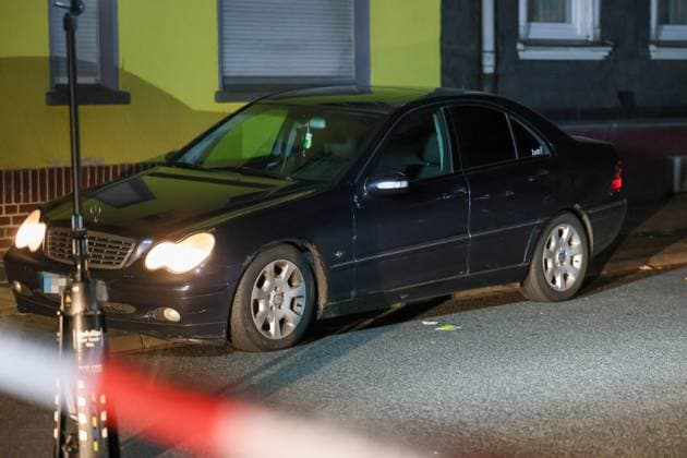Auseinandersetzung unter größerer Personengruppe - Mordkomission wegen Lebensgefahr eingerichtet In der Nacht auf Montag (08.06.2026) wurde die Remscheider Polizei von mehreren Anwohnern über den Notruf gegen 23:15 Uhr zu einer Auseinandersetzung unter einer größeren Personengruppe auf die Menninghauser Straße alarmiert. Zeugen berichteten von einer lautstarken Streitigkeit auf der Straße vor der Grundschule. Nach ersten Hinweisen soll der später verletzte Mann mit einem Mercedes am Fahrbahnrand geparkt haben als er unvermittelt angegriffen wurde. Als die ersten Einsatzkräfte eintrafen gab es eine körperliche Auseinandersetzung unter einer zahlreichen Personen, eine Person lag schwerstverletzt am Boden. Umgehend wurden auch Rettu