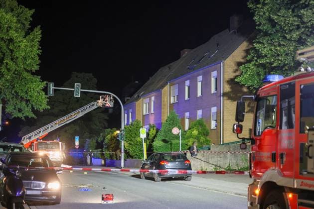 Auseinandersetzung unter größerer Personengruppe - Mordkomission wegen Lebensgefahr eingerichtet In der Nacht auf Montag (08.06.2026) wurde die Remscheider Polizei von mehreren Anwohnern über den Notruf gegen 23:15 Uhr zu einer Auseinandersetzung unter einer größeren Personengruppe auf die Menninghauser Straße alarmiert. Zeugen berichteten von einer lautstarken Streitigkeit auf der Straße vor der Grundschule. Nach ersten Hinweisen soll der später verletzte Mann mit einem Mercedes am Fahrbahnrand geparkt haben als er unvermittelt angegriffen wurde. Als die ersten Einsatzkräfte eintrafen gab es eine körperliche Auseinandersetzung unter einer zahlreichen Personen, eine Person lag schwerstverletzt am Boden. Umgehend wurden auch Rettu