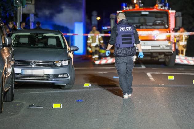 Auseinandersetzung unter größerer Personengruppe - Mordkomission wegen Lebensgefahr eingerichtet In der Nacht auf Montag (08.06.2026) wurde die Remscheider Polizei von mehreren Anwohnern über den Notruf gegen 23:15 Uhr zu einer Auseinandersetzung unter einer größeren Personengruppe auf die Menninghauser Straße alarmiert. Zeugen berichteten von einer lautstarken Streitigkeit auf der Straße vor der Grundschule. Nach ersten Hinweisen soll der später verletzte Mann mit einem Mercedes am Fahrbahnrand geparkt haben als er unvermittelt angegriffen wurde. Als die ersten Einsatzkräfte eintrafen gab es eine körperliche Auseinandersetzung unter einer zahlreichen Personen, eine Person lag schwerstverletzt am Boden. Umgehend wurden auch Rettu