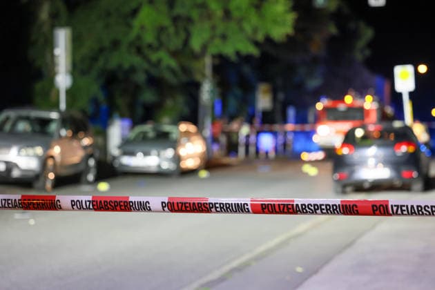 Auseinandersetzung unter größerer Personengruppe - Mordkomission wegen Lebensgefahr eingerichtet In der Nacht auf Montag (08.06.2026) wurde die Remscheider Polizei von mehreren Anwohnern über den Notruf gegen 23:15 Uhr zu einer Auseinandersetzung unter einer größeren Personengruppe auf die Menninghauser Straße alarmiert. Zeugen berichteten von einer lautstarken Streitigkeit auf der Straße vor der Grundschule. Nach ersten Hinweisen soll der später verletzte Mann mit einem Mercedes am Fahrbahnrand geparkt haben als er unvermittelt angegriffen wurde. Als die ersten Einsatzkräfte eintrafen gab es eine körperliche Auseinandersetzung unter einer zahlreichen Personen, eine Person lag schwerstverletzt am Boden. Umgehend wurden auch Rettu