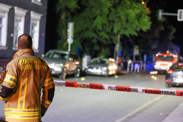 Auseinandersetzung unter größerer Personengruppe - Mordkomission wegen Lebensgefahr eingerichtet In der Nacht auf Montag (08.06.2026) wurde die Remscheider Polizei von mehreren Anwohnern über den Notruf gegen 23:15 Uhr zu einer Auseinandersetzung unter einer größeren Personengruppe auf die Menninghauser Straße alarmiert. Zeugen berichteten von einer lautstarken Streitigkeit auf der Straße vor der Grundschule. Nach ersten Hinweisen soll der später verletzte Mann mit einem Mercedes am Fahrbahnrand geparkt haben als er unvermittelt angegriffen wurde. Als die ersten Einsatzkräfte eintrafen gab es eine körperliche Auseinandersetzung unter einer zahlreichen Personen, eine Person lag schwerstverletzt am Boden. Umgehend wurden auch Rettu