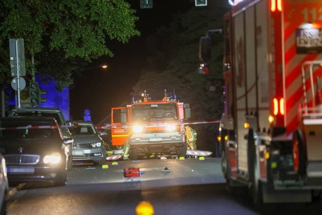Auseinandersetzung unter größerer Personengruppe - Mordkomission wegen Lebensgefahr eingerichtet In der Nacht auf Montag (08.06.2026) wurde die Remscheider Polizei von mehreren Anwohnern über den Notruf gegen 23:15 Uhr zu einer Auseinandersetzung unter einer größeren Personengruppe auf die Menninghauser Straße alarmiert. Zeugen berichteten von einer lautstarken Streitigkeit auf der Straße vor der Grundschule. Nach ersten Hinweisen soll der später verletzte Mann mit einem Mercedes am Fahrbahnrand geparkt haben als er unvermittelt angegriffen wurde. Als die ersten Einsatzkräfte eintrafen gab es eine körperliche Auseinandersetzung unter einer zahlreichen Personen, eine Person lag schwerstverletzt am Boden. Umgehend wurden auch Rettu
