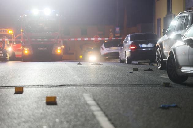 Auseinandersetzung unter größerer Personengruppe - Mordkomission wegen Lebensgefahr eingerichtet In der Nacht auf Montag (08.06.2026) wurde die Remscheider Polizei von mehreren Anwohnern über den Notruf gegen 23:15 Uhr zu einer Auseinandersetzung unter einer größeren Personengruppe auf die Menninghauser Straße alarmiert. Zeugen berichteten von einer lautstarken Streitigkeit auf der Straße vor der Grundschule. Nach ersten Hinweisen soll der später verletzte Mann mit einem Mercedes am Fahrbahnrand geparkt haben als er unvermittelt angegriffen wurde. Als die ersten Einsatzkräfte eintrafen gab es eine körperliche Auseinandersetzung unter einer zahlreichen Personen, eine Person lag schwerstverletzt am Boden. Umgehend wurden auch Rettu