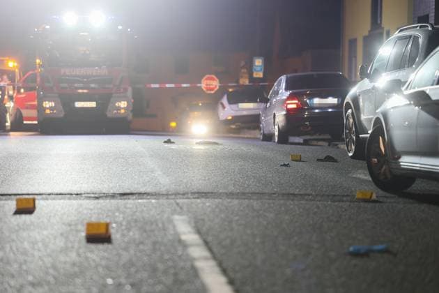 Auseinandersetzung unter größerer Personengruppe - Mordkomission wegen Lebensgefahr eingerichtet In der Nacht auf Montag (08.06.2026) wurde die Remscheider Polizei von mehreren Anwohnern über den Notruf gegen 23:15 Uhr zu einer Auseinandersetzung unter einer größeren Personengruppe auf die Menninghauser Straße alarmiert. Zeugen berichteten von einer lautstarken Streitigkeit auf der Straße vor der Grundschule. Nach ersten Hinweisen soll der später verletzte Mann mit einem Mercedes am Fahrbahnrand geparkt haben als er unvermittelt angegriffen wurde. Als die ersten Einsatzkräfte eintrafen gab es eine körperliche Auseinandersetzung unter einer zahlreichen Personen, eine Person lag schwerstverletzt am Boden. Umgehend wurden auch Rettu