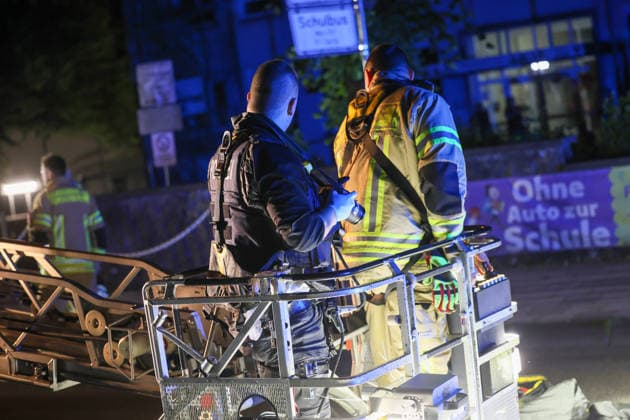 Auseinandersetzung unter größerer Personengruppe - Mordkomission wegen Lebensgefahr eingerichtet In der Nacht auf Montag (08.06.2026) wurde die Remscheider Polizei von mehreren Anwohnern über den Notruf gegen 23:15 Uhr zu einer Auseinandersetzung unter einer größeren Personengruppe auf die Menninghauser Straße alarmiert. Zeugen berichteten von einer lautstarken Streitigkeit auf der Straße vor der Grundschule. Nach ersten Hinweisen soll der später verletzte Mann mit einem Mercedes am Fahrbahnrand geparkt haben als er unvermittelt angegriffen wurde. Als die ersten Einsatzkräfte eintrafen gab es eine körperliche Auseinandersetzung unter einer zahlreichen Personen, eine Person lag schwerstverletzt am Boden. Umgehend wurden auch Rettu