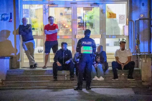 Auseinandersetzung unter größerer Personengruppe - Mordkomission wegen Lebensgefahr eingerichtet In der Nacht auf Montag (08.06.2026) wurde die Remscheider Polizei von mehreren Anwohnern über den Notruf gegen 23:15 Uhr zu einer Auseinandersetzung unter einer größeren Personengruppe auf die Menninghauser Straße alarmiert. Zeugen berichteten von einer lautstarken Streitigkeit auf der Straße vor der Grundschule. Nach ersten Hinweisen soll der später verletzte Mann mit einem Mercedes am Fahrbahnrand geparkt haben als er unvermittelt angegriffen wurde. Als die ersten Einsatzkräfte eintrafen gab es eine körperliche Auseinandersetzung unter einer zahlreichen Personen, eine Person lag schwerstverletzt am Boden. Umgehend wurden auch Rettu