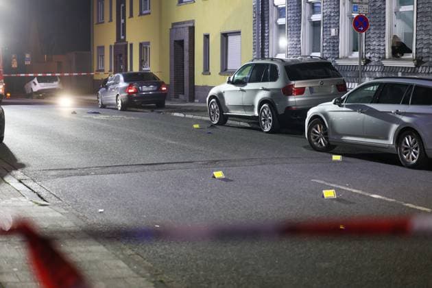 Auseinandersetzung unter größerer Personengruppe - Mordkomission wegen Lebensgefahr eingerichtet In der Nacht auf Montag (08.06.2026) wurde die Remscheider Polizei von mehreren Anwohnern über den Notruf gegen 23:15 Uhr zu einer Auseinandersetzung unter einer größeren Personengruppe auf die Menninghauser Straße alarmiert. Zeugen berichteten von einer lautstarken Streitigkeit auf der Straße vor der Grundschule. Nach ersten Hinweisen soll der später verletzte Mann mit einem Mercedes am Fahrbahnrand geparkt haben als er unvermittelt angegriffen wurde. Als die ersten Einsatzkräfte eintrafen gab es eine körperliche Auseinandersetzung unter einer zahlreichen Personen, eine Person lag schwerstverletzt am Boden. Umgehend wurden auch Rettu