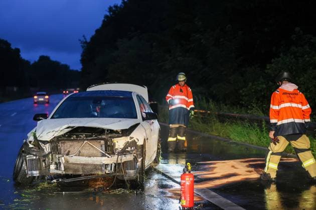 Schwerer Crash bei Starkregen auf der Solinger Stadtautobahn Ein kurzer aber kräftiger Regenschauer zog am Montagabend (08.06.2026) gegen 21:40 Uhr über das Stadtgebiet von Solingen. Straßen standen kurzzeitig unter Wasser, kräftige Windböen sorgten für ungemütliche Verhältnisse auf den Straßen. An der Sternstraße musste die Feuerwehr wegen eines wetterbedingten Wasserschadens ausrücken, kurz zuvor waren bereits Äste auf der Stadtautobahn (L141n Viehbachtalstraße) gemeldet worden. Als die ersten Einsatzkräfte auf der Stadtautobahn eintrafen fanden sie Äste auf der Fahrbahn vor, jedoch waren diese nicht vom kurzen Regenschauer auf die Fahrbahn gebracht worden, sondern durch einen Verkehrsunfall auf der Fahrbahn in Richtung