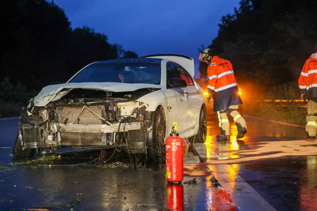 Schwerer Crash bei Starkregen auf der Solinger Stadtautobahn Ein kurzer aber kräftiger Regenschauer zog am Montagabend (08.06.2026) gegen 21:40 Uhr über das Stadtgebiet von Solingen. Straßen standen kurzzeitig unter Wasser, kräftige Windböen sorgten für ungemütliche Verhältnisse auf den Straßen. An der Sternstraße musste die Feuerwehr wegen eines wetterbedingten Wasserschadens ausrücken, kurz zuvor waren bereits Äste auf der Stadtautobahn (L141n Viehbachtalstraße) gemeldet worden. Als die ersten Einsatzkräfte auf der Stadtautobahn eintrafen fanden sie Äste auf der Fahrbahn vor, jedoch waren diese nicht vom kurzen Regenschauer auf die Fahrbahn gebracht worden, sondern durch einen Verkehrsunfall auf der Fahrbahn in Richtung