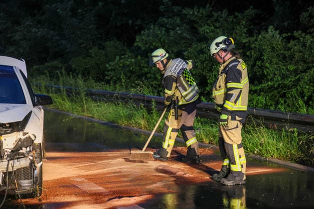 Schwerer Crash bei Starkregen auf der Solinger Stadtautobahn Ein kurzer aber kräftiger Regenschauer zog am Montagabend (08.06.2026) gegen 21:40 Uhr über das Stadtgebiet von Solingen. Straßen standen kurzzeitig unter Wasser, kräftige Windböen sorgten für ungemütliche Verhältnisse auf den Straßen. An der Sternstraße musste die Feuerwehr wegen eines wetterbedingten Wasserschadens ausrücken, kurz zuvor waren bereits Äste auf der Stadtautobahn (L141n Viehbachtalstraße) gemeldet worden. Als die ersten Einsatzkräfte auf der Stadtautobahn eintrafen fanden sie Äste auf der Fahrbahn vor, jedoch waren diese nicht vom kurzen Regenschauer auf die Fahrbahn gebracht worden, sondern durch einen Verkehrsunfall auf der Fahrbahn in Richtung
