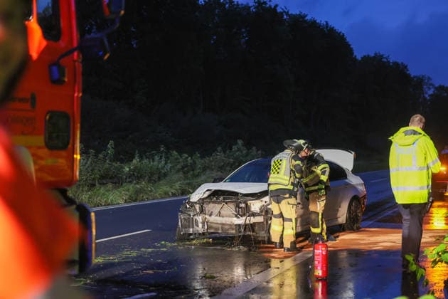 Schwerer Crash bei Starkregen auf der Solinger Stadtautobahn Ein kurzer aber kräftiger Regenschauer zog am Montagabend (08.06.2026) gegen 21:40 Uhr über das Stadtgebiet von Solingen. Straßen standen kurzzeitig unter Wasser, kräftige Windböen sorgten für ungemütliche Verhältnisse auf den Straßen. An der Sternstraße musste die Feuerwehr wegen eines wetterbedingten Wasserschadens ausrücken, kurz zuvor waren bereits Äste auf der Stadtautobahn (L141n Viehbachtalstraße) gemeldet worden. Als die ersten Einsatzkräfte auf der Stadtautobahn eintrafen fanden sie Äste auf der Fahrbahn vor, jedoch waren diese nicht vom kurzen Regenschauer auf die Fahrbahn gebracht worden, sondern durch einen Verkehrsunfall auf der Fahrbahn in Richtung