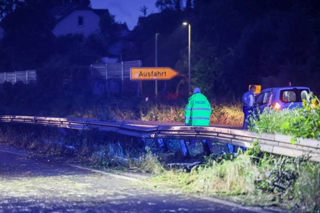 Schwerer Crash bei Starkregen auf der Solinger Stadtautobahn Ein kurzer aber kräftiger Regenschauer zog am Montagabend (08.06.2026) gegen 21:40 Uhr über das Stadtgebiet von Solingen. Straßen standen kurzzeitig unter Wasser, kräftige Windböen sorgten für ungemütliche Verhältnisse auf den Straßen. An der Sternstraße musste die Feuerwehr wegen eines wetterbedingten Wasserschadens ausrücken, kurz zuvor waren bereits Äste auf der Stadtautobahn (L141n Viehbachtalstraße) gemeldet worden. Als die ersten Einsatzkräfte auf der Stadtautobahn eintrafen fanden sie Äste auf der Fahrbahn vor, jedoch waren diese nicht vom kurzen Regenschauer auf die Fahrbahn gebracht worden, sondern durch einen Verkehrsunfall auf der Fahrbahn in Richtung