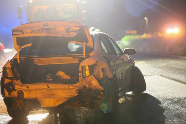 Schwerer Crash bei Starkregen auf der Solinger Stadtautobahn Ein kurzer aber kräftiger Regenschauer zog am Montagabend (08.06.2026) gegen 21:40 Uhr über das Stadtgebiet von Solingen. Straßen standen kurzzeitig unter Wasser, kräftige Windböen sorgten für ungemütliche Verhältnisse auf den Straßen. An der Sternstraße musste die Feuerwehr wegen eines wetterbedingten Wasserschadens ausrücken, kurz zuvor waren bereits Äste auf der Stadtautobahn (L141n Viehbachtalstraße) gemeldet worden. Als die ersten Einsatzkräfte auf der Stadtautobahn eintrafen fanden sie Äste auf der Fahrbahn vor, jedoch waren diese nicht vom kurzen Regenschauer auf die Fahrbahn gebracht worden, sondern durch einen Verkehrsunfall auf der Fahrbahn in Richtung