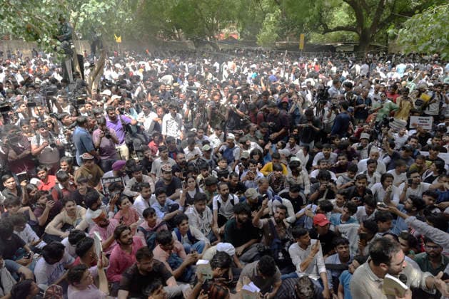 India: Cockroach Janta Party Protest in New Delhi School students, college-goers, competitive exam aspirants and parents were among those who gathered for a protest organised by Abhijeet Dipke, head of the Cockroach Janta Party (CJP) . The Cockroach Janta Party (CJP), protest was to show their concerns over the corrupt education system with leaked examination papers in the new flawed education policy of the government. New Delhi India Copyright: SondeepxShankar