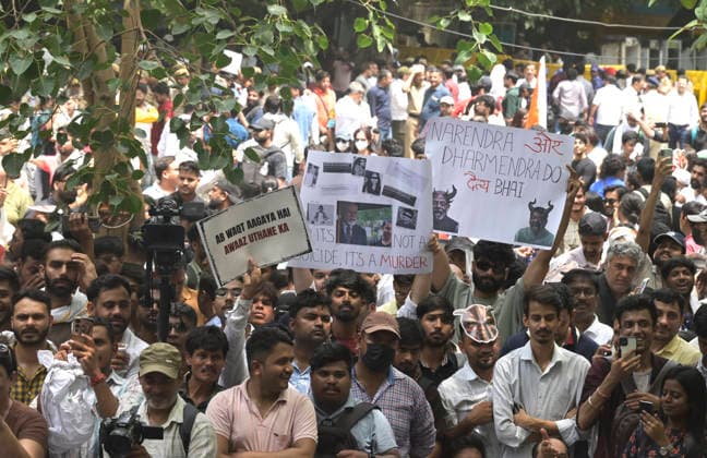 India: Cockroach Janta Party Protest in New Delhi School students, college-goers, competitive exam aspirants and parents were among those who gathered for a protest organized by Abhijeet Dipke, head of the Cockroach Janta Party (CJP). The Cockroach Janta Party (CJP), protest was to show their concerns over the corrupt education system with leaked examination papers in the new flawed education policy of the government. New Delhi India Copyright: SondeepxShankar