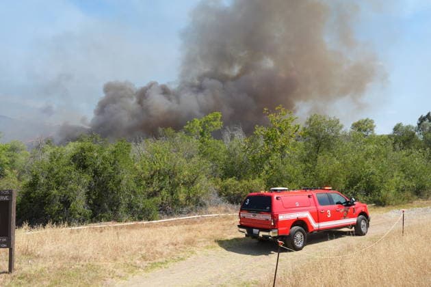 Firefighters battle fast-moving Sorrento Valley brush fire in San Diego SAN DIEGO, UNITED STATES - JUNE 08: Smoke billows over Sorrento Valley as firefighters battle the fast-moving Sorrento Fire near the Interstate 5 and Interstate 805 interchange in San Diego, California, on June 08, 2026. The brush fire ignited near the Interstate 5 and Interstate 805 interchange and rapidly expanded to more than 80 acres, prompting mandatory evacuation orders and warnings for nearby neighborhoods as crews worked to protect homes, businesses, and the Los Penasquitos Canyon Preserve. More than 140 firefighters, supported by helicopters and air resources, responded to the blaze while authorities closed portions of Sorrento Valley Boulevard and established  Copyright: x2026xAnadoluxWaixLeexMichaelxHox