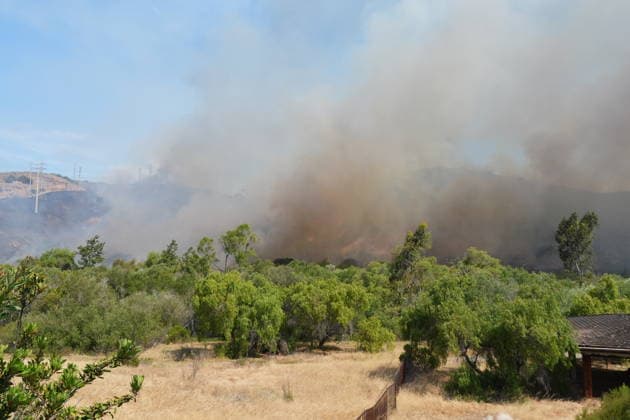 Firefighters battle fast-moving Sorrento Valley brush fire in San Diego SAN DIEGO, UNITED STATES - JUNE 08: Smoke billows over Sorrento Valley as firefighters battle the fast-moving Sorrento Fire near the Interstate 5 and Interstate 805 interchange in San Diego, California, on June 08, 2026. The brush fire ignited near the Interstate 5 and Interstate 805 interchange and rapidly expanded to more than 80 acres, prompting mandatory evacuation orders and warnings for nearby neighborhoods as crews worked to protect homes, businesses, and the Los Penasquitos Canyon Preserve. More than 140 firefighters, supported by helicopters and air resources, responded to the blaze while authorities closed portions of Sorrento Valley Boulevard and established  Copyright: x2026xAnadoluxWaixLeexMichaelxHox