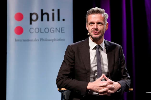 Kabarettist Florian Schroeder auf der Phil.Cologne 2026 im WDR-Funkhaus am Wallrafplatz. Die Phil.Cologne ist ein internationales Festival für Philosophie, das seit 2013 jährlich in Köln stattfindet. Köln, 08.06.2026 NRW Deutschland *** Cabaret artist Florian Schroeder at Phil Cologne 2026 in the WDR Funkhaus on Wallrafplatz Phil Cologne is an international festival of philosophy that has been held annually in Cologne since 2013 Cologne, 08 06 2026 NRW Germany Copyright: xChristophxHardtx