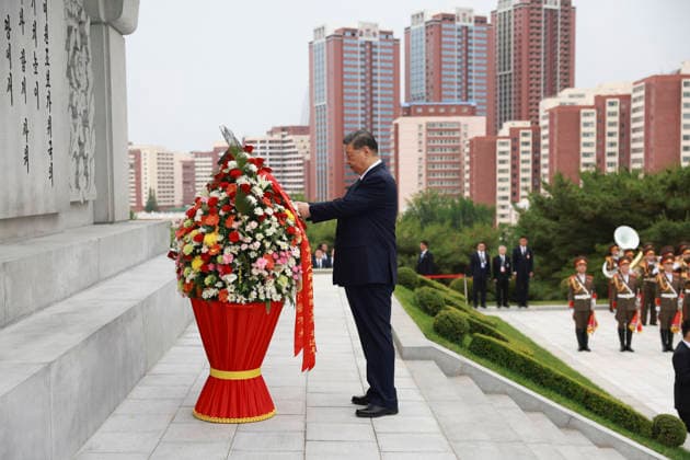 (260609) -- PYONGYANG, June 9, 2026 -- Xi Jinping, general secretary of the Communist Party of China Central Committee and Chinese president, straightens the ribbons on a flower basket while paying homage to the China-DPRK Friendship Tower with his wife Peng Liyuan, in the company of Kim Jong Un, general secretary of the Workers Party of Korea and president of the State Affairs of the Democratic People s Republic of Korea (DPRK), and Kim s wife Ri Sol Ju, in Pyongyang, the DPRK, June 9, 2026. ) DPRK-PYONGYANG-CHINA-XI JINPING-CHINA-DPRK FRIENDSHIP TOWER DingxHaitao 