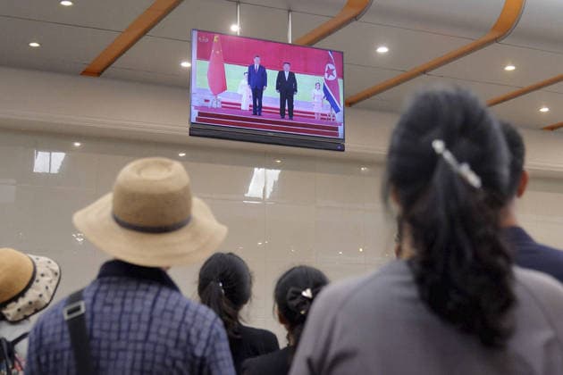 Scene in Pyongyang People look at a screen showing news about a meeting between North Korean leader Kim Jong Un and visiting Chinese President Xi Jinping, at a subway station in Pyongyang on June 9, 2026.  A14AA0005618127P