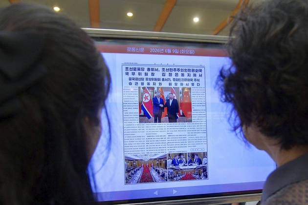 Scene in Pyongyang People look at a screen showing news about a meeting between North Korean leader Kim Jong Un and visiting Chinese President Xi Jinping, at a subway station in Pyongyang on June 9, 2026.  A14AA0005618128P