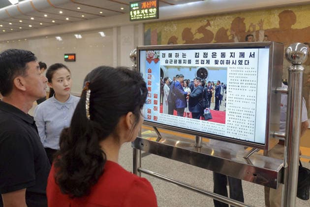 Scene in Pyongyang People look at a screen showing news about a meeting between North Korean leader Kim Jong Un and visiting Chinese President Xi Jinping, at a subway station in Pyongyang on June 9, 2026.  A14AA0005618129P