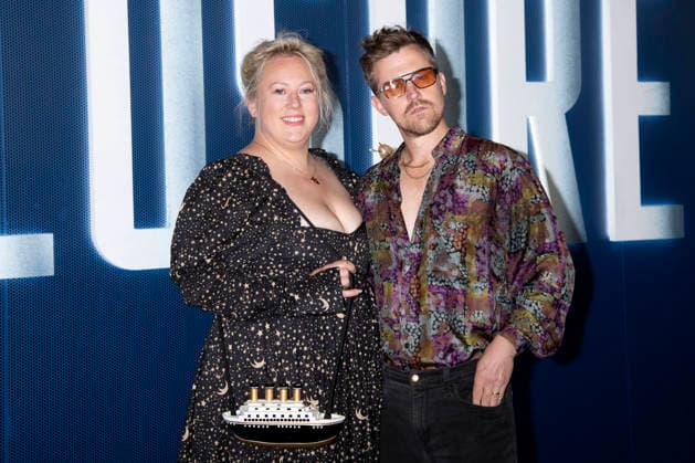 Alex Moffat mit Ehefrau Caroline Rau bei der Premiere des Kinofilms Disclosure Day im David H. Koch Theater. New York, 08.06.2026 *** Alex Moffat with wife Caroline Rau at the premiere of the movie Disclosure Day at the David H Koch Theater New York, 08 06 2026 Foto:xB.xHinex xFuturexImagex disclosure_ny_6618