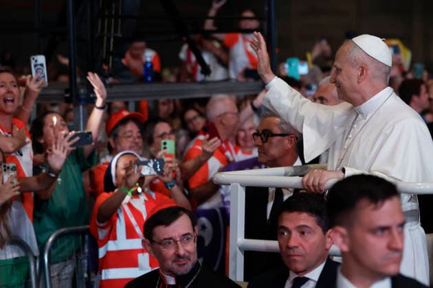 Pope Leo XIV blesses a baby as he meets volunteers that have worked in the different events chaired by the Pope in Madrid, Spain, 09 June 2026. Pope Leo XIV attends an meeting with volunteers !ACHTUNG: NUR REDAKTIONELLE NUTZUNG!  Copyright: xJ.J.Guillenx GRAF4648 20260609-55020540375_1