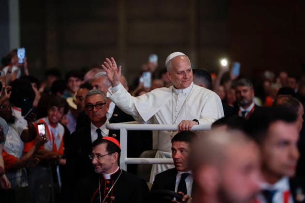Pope Leo XIV blesses a baby as he meets volunteers that have worked in the different events chaired by the Pope in Madrid, Spain, 09 June 2026. Pope Leo XIV attends an meeting with volunteers !ACHTUNG: NUR REDAKTIONELLE NUTZUNG!  Copyright: xJ.J.Guillenx GRAF4647 20260609-55020540377_1