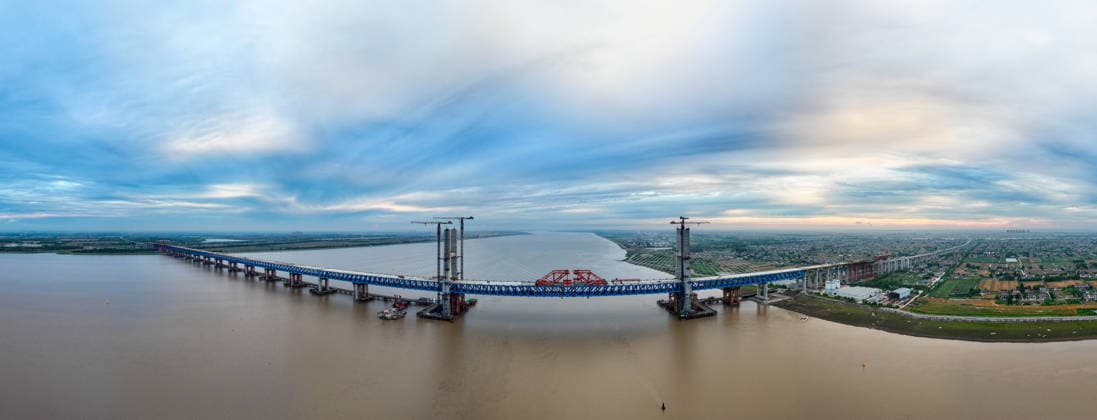 (260609) -- NANTONG, June 9, 2026 -- A panoramic drone photo taken on June 9, 2026 shows a view of the Chongqi Highway-Railway Bridge over the Yangtze River between east China s Shanghai and Jiangsu. A key project of the Shanghai-Chongqing-Chengdu high-speed railway, the Chongqi Highway-Railway Bridge was successfully closed here on Tuesday. It has a total length of 4.09 kilometers and a main span of 400 meters. Once opened to traffic, the bridge will reduce the travel time between Shanghai and Qidong of Jiangsu from two and a half hours to less than half an hour. ) CHINA-SHANGHAI-JIANGSU-CHONGQI HIGHWAY-RAILWAY BRIDGE OVER YANGTZE RIVER (CN) JixChunpeng 