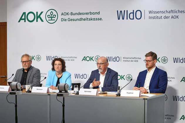 Berlin, Deutschland, 09.06.2026: Haus der Bundespressekonferenz: Heilmittel-Report 2026: Gute Therapie darf kein Zufall sein: L-R: Kai Behrens, Carola Reimann, Helmut Schröder, Christian Kopkow *** Berlin, Germany, 09 06 2026 Haus der Bundespressekonferenz Heilmittel Report 2026 Good therapy must not be a coincidence L R Kai Behrens, Carola Reimann, Helmut Schröder, Christian Kopkow Copyright: xdtsxNachrichtenagenturx dts_122078
