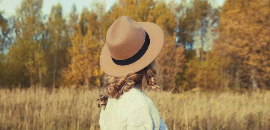 Rückansicht einer schönen glücklichen jungen Frau mit braunem Hut, die warmes Wetter genießt und die Landschaft im Herbstpark mit gelben Blättern im Freien betrachtet, Herbstsaison, Naturhintergrund Back view of beautiful happy young woman in brown hat enjoying warm weather, looking at landscape in autumn park with yellow leaves outdoors, fall season, nature background Copyright: imageBROKER VeronikaxKorneva ibxiqx17861585.jpg ,model released, Symbolfoto ,property released