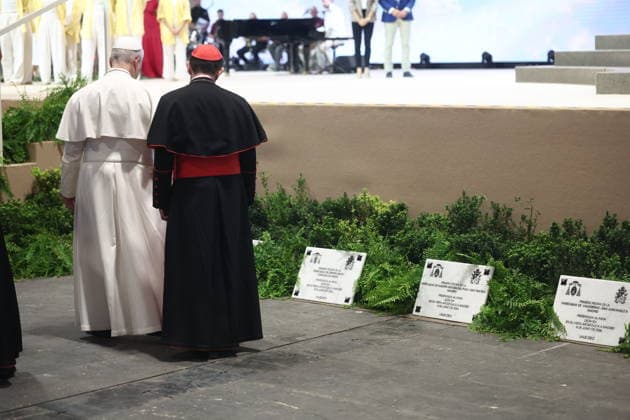 Pope Leo XVI meets with volunteers at Ifema Madrid Pope Leo XVI with the Cardinal and Archbishop of Madrid, José Cobo, during a meeting with volunteers at Ifema Madrid, June 9, 2026, in Madrid Spain In this act there has been the greeting and meeting of the Holy Father with the volunteers who have worked in the various events of the papal visit in Madrid is presented as a gesture of recognition of their service In addition there have been interventions and musical performances by Pablo Lopez and Soraya Arnelas 09 JUNE 2026 Madrid Madrid Spain  Copyright: xEduardoxParrax 7583079