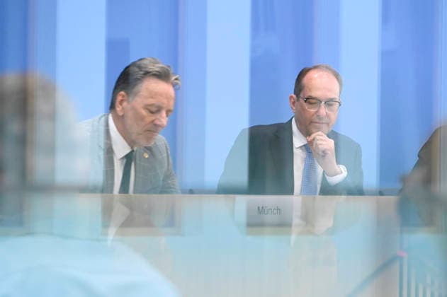 ABB BPK- Holger Münch Muench Praesident des Bundeskriminalamtes (BKA) Alexander Dobrindt Bundesminister des Innern CSU Politiker Vorstellung der Statistik politisch motivierter Kriminalität (PMK) 2025 auf der BPK Bundespressekonferenz am 09.06.2026 in Berlin Berlin Deutschland *** ABB BPK Holger Münch Muench President of the Federal Criminal Police Office BKA Alexander Dobrindt Federal Minister of the Interior CSU Politician Presentation of the statistics of politically motivated crime PMK 2025 at the BPK Federal Press Conference on 09 06 2026 in Berlin Berlin Germany