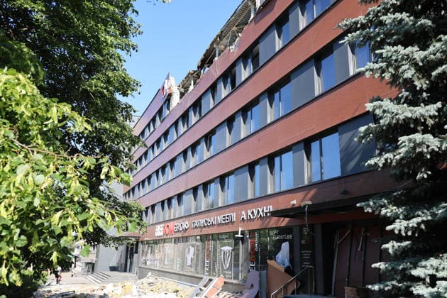 A building is damaged by a Russian drone attack on the night of June 9 in one of the districts of Kharkiv, Ukraine, June 9, 2026. The Russian army carried out a massive drone strike on the city. The attacks on residential buildings and civilian infrastructure injured 15 people, including three children. (Photo by Viacheslav Madiievskyi Ukrinform) Russian army launches large-scale drone attack on Kharkiv  Copyright: xViacheslavxMadiievskyix