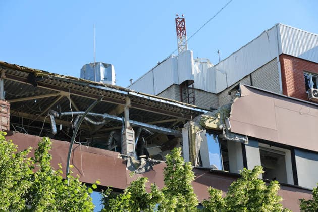 A building is damaged by a Russian drone attack on the night of June 9 in one of the districts of Kharkiv, Ukraine, June 9, 2026. The Russian army carried out a massive drone strike on the city. The attacks on residential buildings and civilian infrastructure injured 15 people, including three children. (Photo by Viacheslav Madiievskyi Ukrinform) Russian army launches large-scale drone attack on Kharkiv  Copyright: xViacheslavxMadiievskyix