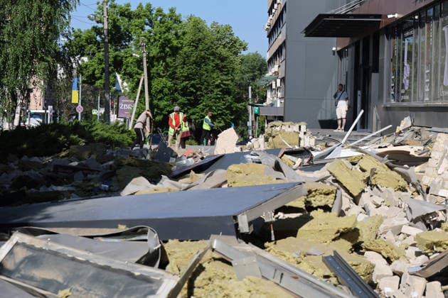Municipal workers remove the rubble outside a building damaged by a Russian drone attack in one of the districts of Kharkiv, Ukraine, June 9, 2026. The Russian army carried out a massive drone strike on the city. The attacks on residential buildings and civilian infrastructure injured 15 people, including three children. (Photo by Viacheslav Madiievskyi Ukrinform) Russian army launches large-scale drone attack on Kharkiv  Copyright: xViacheslavxMadiievskyix