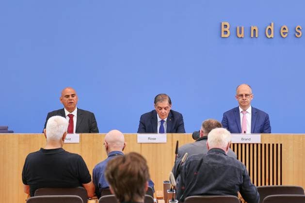 Berlin, Deutschland, 09.06.2026: Bundespressekonferenz: MIA Jahresbericht 2025 - Antiziganismus in Deutschland : Guillermo Ruiz, Geschäftsführer MIA (Melde- und Informationsstelle Antiziganismus e.V.), Romani Rose, Vorsitzender des Zentralrates Deutscher Sinti und Roma, Parlamentarischer Staatssekretär Michael Brand, Beauftragter der Bundesregierung gegen Antiziganismus und für das Leben der Sinti und Roma in Deutschland *** Berlin, Germany, 09 06 2026 Federal Press Conference MIA Annual Report 2025 Antiziganism in Germany Guillermo Ruiz, Managing Director MIA Melde und Informationsstelle Antiziganismus e V , Romani Rose, Chairman of the Central Council of German Sinti and Roma, Parliamentary State Secretary Michael Brand, Federal Governme Copyright: xdtsxNachrichtenagenturx dts_122101