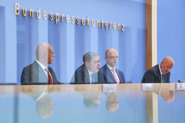 Berlin, Deutschland, 09.06.2026: Bundespressekonferenz: MIA Jahresbericht 2025 - Antiziganismus in Deutschland : Guillermo Ruiz, Geschäftsführer MIA (Melde- und Informationsstelle Antiziganismus e.V.), Romani Rose, Vorsitzender des Zentralrates Deutscher Sinti und Roma, Parlamentarischer Staatssekretär Michael Brand, Beauftragter der Bundesregierung gegen Antiziganismus und für das Leben der Sinti und Roma in Deutschland und Mathis Feldhoff (BPK) *** Berlin, Germany, 09 06 2026 Federal Press Conference MIA Annual Report 2025 Antiziganism in Germany Guillermo Ruiz, Managing Director MIA Melde und Informationsstelle Antiziganismus e V , Romani Rose, Chairman of the Central Council of German Sinti and Roma, Parliamentary State Secretary Micha Copyright: xdtsxNachrichtenagenturx dts_122100
