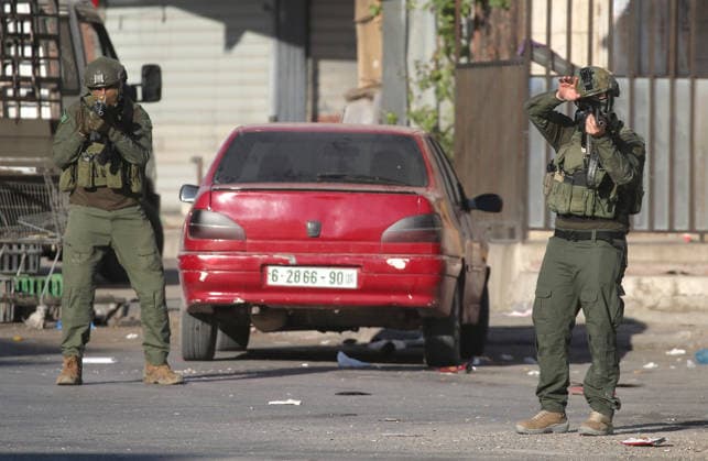 Palestinian - Israeli conflict in Nablus, Palestine - 09 Jun 2026 Israeli soldiers point their weapons at Palestinians during a military operation in the Askar refugee camp. Israeli forces raided and searched Palestinian homes as part of a large-scale search and arrest operation that included the Ras al-Ain area, the Old City, and the Askar refugee camp. Palestinians reported that five Palestinians were arrested during the operation. Nablus Palestine Copyright: xNasserxishatyehx xSOPAxImagesx Nishtayeh2219