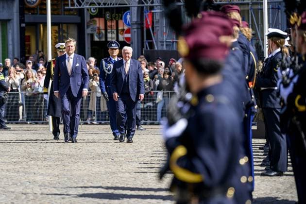 Amsterdam, The Netherlands, 2026-06-09 10:32:38 AMSTERDAM, 09-06-2026, Dam At the invitation of His Majesty King Willem-Alexander and Queen Maxima, the Federal President of Germany, Frank-Walter Steinmeier, is paying a state visit to the Netherlands. He is accompanied by his wife, Elke Büdenbender. PHOTO: NLBeeld Patrick van Emst In the photo: Welcome ceremony - King Willem-Alexander and Queen Maxima officially welcome the German Federal President and Mrs. Büdenbender at Dam Square in Amsterdam. Credit: NL Beeld Patrick van Emst  Copyright: xx x