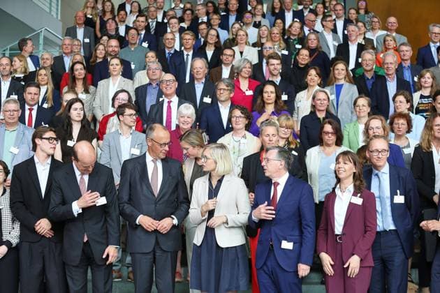 Berlin, Deutschland, 09.06.2026: Bundeskanzleramt: Preisverleihung startsocial2026 : Bundeskanzler Friedrich Merz (CDU) in Begleitung der Beauftragten der Bundesregierung für Ehrenamt und Sport Christiane Schenderlein (CDU) vor ausgezeichneten Personen *** Berlin, Germany, 09 06 2026 Federal Chancellery Award ceremony startsocial2026 Federal Chancellor Friedrich Merz CDU accompanied by the Federal Government Commissioner for Volunteering and Sport Christiane Schenderlein CDU in front of honored persons Copyright: xdtsxNachrichtenagenturx dts_122169