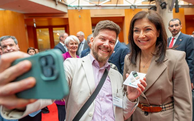 Katharina Reiche - Aviation Summit EUR, Deutschland, Berlin, 09.06.2026: Mitarbeiter des Fraunhofer Institut macht ein Selfi mit Katharina Reiche - Am Vortag der ILA26 treffen sich auf der Aviation Summit (BAS) Entscheider der internationalen Luftfahrt aus Politik, Industrie, Wissenschaft und Finanzen. Sie erörtern welche Fortschritte sind heute schon erreicht worden und welche Herausforderungen müssen noch gemeistert werden. *** Katharina Reiche Aviation Summit EUR, Germany, Berlin, 09 06 2026 Fraunhofer Institute employee takes a selfie with Katharina Reiche The day before the ILA26, decision-makers from international aviation politics, industry, science and finance meet at the Aviation Summit BAS They discuss what progress has alread