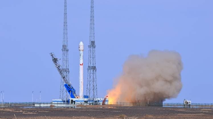 (260609) -- JIUQUAN, June 9, 2026 -- A Zhuque-2E Y6 carrier rocket carrying two satellites named Spacesail DTC 01 and China Mobile 02 blasts off from the Dongfeng commercial space innovation pilot zone in northwest China, June 9, 2026. The carrier rocket blasted off at 4:23 p.m. (Beijing Time). The satellites entered into the preset orbit successfully. (Photo by Xinhua) (EyesOnSci) CHINA-DONGFENG COMMERCIAL SPACE INNOVATION PILOT ZONE-SATELLITES-LAUNCH (CN) WangxHeng 