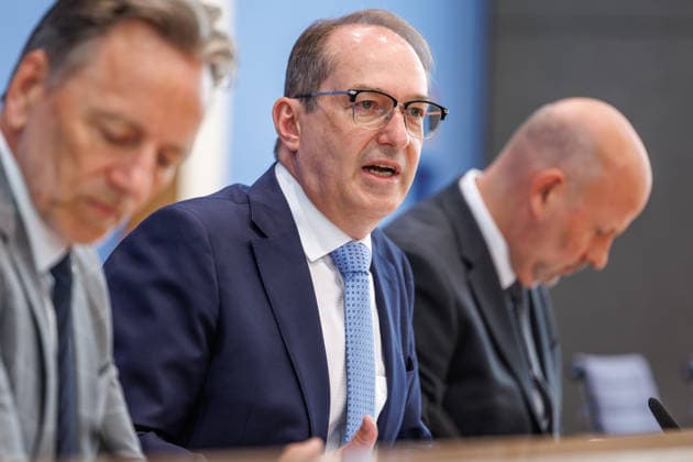 Innenminister Alexander Dobrindt im Haus der Bundespressekonferenz Vorstellung der Statistik politisch motivierter Kriminalität (PMK) 2025 Bundesminister des Innern Alexander Dobrindt Holger Münch, Präsident des Bundeskriminalamtes (BKA) am 09.06.2026 in Berlin. Berlin Berlin Deutschland Haus der Bundespressekonferenz *** Minister of the Interior Alexander Dobrindt at the House of the Federal Press Conference Presentation of the statistics on politically motivated crime PMK 2025 Federal Minister of the Interior Alexander Dobrindt Holger Münch, President of the Federal Criminal Police Office BKA on 09 06 2026 in Berlin Berlin Berlin Germany House of the Federal Press Conference