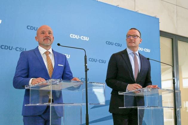 Berlin, Deutschland, 09.06.2026: Deutscher Bundestag: Unions-Fraktionssitzung: CSU-Landesgruppenchef Alexander Hoffmann und Fraktionschef Jens Spahn (CDU) *** Berlin, Germany, 09 06 2026 German Bundestag Union parliamentary group meeting CSU regional group leader Alexander Hoffmann and parliamentary group leader Jens Spahn CDU Copyright: xdtsxNachrichtenagenturx dts_122203