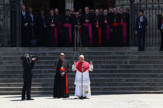 Pope Leo XIV arrives at Barcelona Cathedral during Spain visit BARCELONA, SPAIN - JUNE 09: Pope Leo XIV waves as he arrives at the Cathedral of the Holy Cross and Saint Eulalia in Barcelona, Spain, on June 09, 2026. The Pope is visiting Spain from June 6 to 12, with stops in Madrid, Barcelona and the Canary Islands, where he is scheduled to meet with migrants and organisations supporting them. Adria Puig Anadolu Barcelona Spain. Editorial use only. Please get in touch for any other usage.  Copyright: x2026xAnadoluxAdriaxPuigx